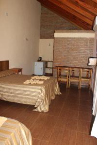 Een bed of bedden in een kamer bij Un Lugar Hotel Cabañas