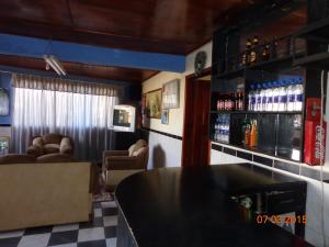 El salón o zona de bar de Hostal Miraflores Cayambe
