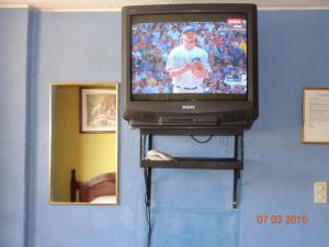 Una televisión o centro de entretenimiento en Hostal Miraflores Cayambe