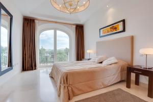 Łóżko lub łóżka w pokoju w obiekcie Arcos Gardens Sol Rent Golf