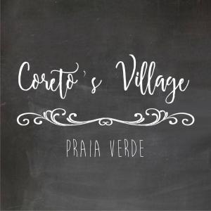 eine Tafel mit einem Schild, auf dem Kaffee und Pizza aus dem Dorf angezeigt werden in der Unterkunft Coreto's Village in Praia Verde