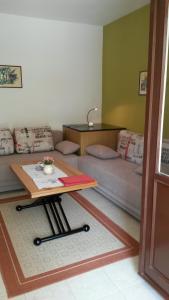 sala de estar con mesa y sofá en Apartments Šorić, en Rovinj