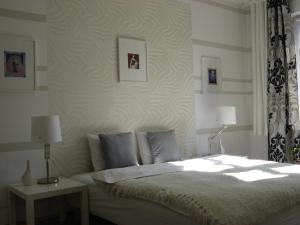 En eller flere senge i et værelse på Artrooms + 25 billeder