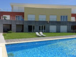 Bazén v ubytování Condomínio jardim das oliveiras nebo v jeho okolí
