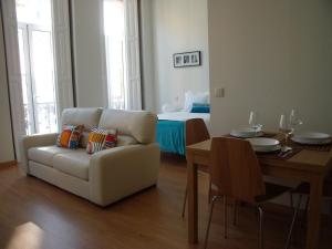 un salon avec un canapé, une table et un lit dans l'établissement 12 Short Term, à Porto 64 autres photos