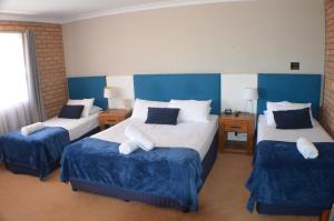 Ліжко або ліжка в номері Deer Park Motor Inn Armidale