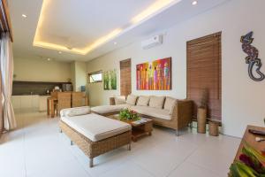 - un salon avec un canapé et une table dans l'établissement Bali Easy Living Canggu, à Canggu