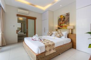 - une chambre avec un grand lit dans l'établissement Bali Easy Living Canggu, à Canggu