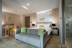 1 dormitorio con cama, sofá y mesa en 星鑽國際商旅 編號315 en Tainan
