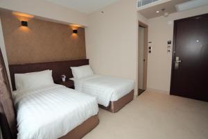Giường trong phòng chung tại WE Hotel