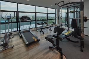 Fitness centrum a/nebo fitness zařízení v ubytování Whale Hua Hin - SHA Plus