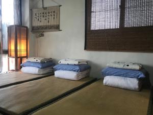une chambre avec trois oreillers au sol dans l'établissement Soothing Stay Backpackers Inn, à Tianwei