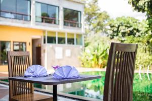 Bazén v ubytování Poonyamantra Resort nebo v jeho okolí