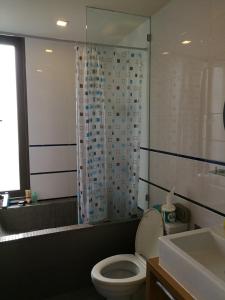 ein Badezimmer mit Toilette, Dusche und Waschbecken in der Unterkunft Baan San Kraam - Huahin in Cha-am