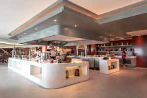 ห้องอาหารหรือที่รับประทานอาหารของ Maikhao Palm Beach Resort - SHA Plus