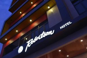 Et logo, certifikat, skilt eller en pris der bliver vist frem på Robertson Hotel