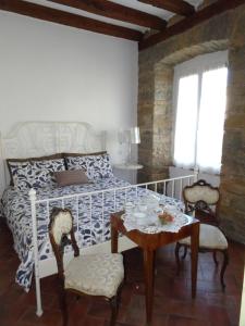 um quarto com uma cama, uma mesa e cadeiras em B&B Gens Julia em Trieste