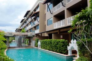Bazén v ubytování Maikhao Palm Beach Resort - SHA Plus nebo v jeho okolí