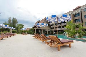 Bazén v ubytování Maikhao Palm Beach Resort - SHA Plus nebo v jeho okolí