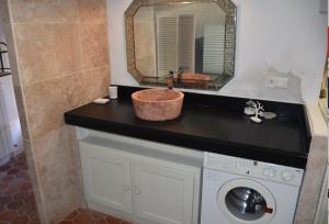 a bathroom counter with a sink and a mirror at Maison d'artiste à Bonnieux in Bonnieux