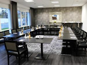 una grande sala da pranzo con tavoli e sedie di Kurhaus Design Boutique Hotel a Erwitte