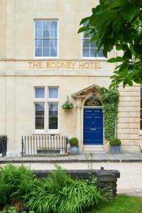 un edificio con una puerta azul en el hotel giratorio en The Rodney Hotel, en Bristol