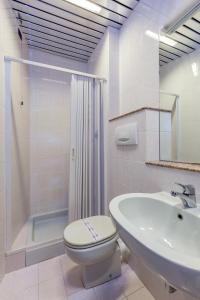e bagno con servizi igienici, lavandino e doccia. di Hotel Adria a Mestre