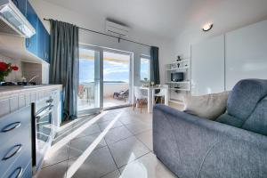 Kuchyň nebo kuchyňský kout v ubytování Seafront Suites Maja