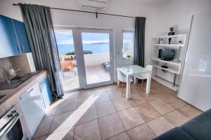 Kuchyň nebo kuchyňský kout v ubytování Seafront Suites Maja