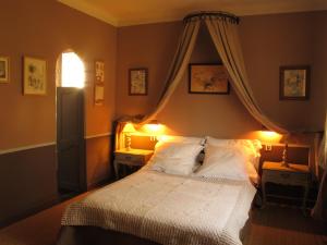 een slaapkamer met een bed met twee verlichting bij casa-tena-Sorède in Sorède