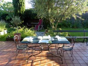 een tafel en stoelen op een patio bij casa-tena-Sorède in Sorède