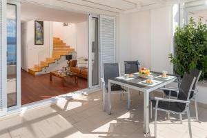 a dining room and living room with a table and chairs at Belado Residence Bol in Bol