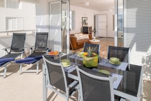 a living room with a table and chairs at Belado Residence Bol in Bol