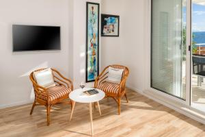 two chairs and a table in a room with a tv at Belado Residence Bol in Bol