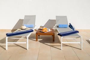 two chairs with blue cushions sitting next to a table at Belado Residence Bol in Bol