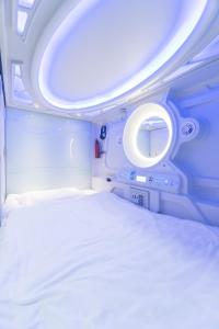 Postel nebo postele na pokoji v ubytování Seaview Capsule Hotel + 37 fotografií