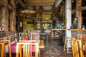 comedor con sillas de madera y mesa en Landhotel Zur Scheune, en Röbel