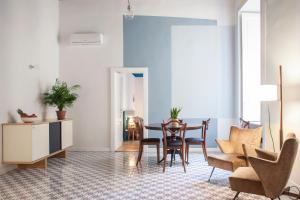a living room with a dining room table and chairs at SuperOtium in Naples