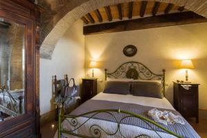 a bedroom with a large bed in a room at Belvedere in Cortona