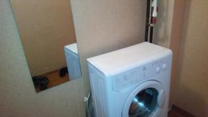 ズラトウーストにあるПроспект Гагарина,восьмая линия,15の鏡付きの客室内の洗濯機