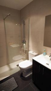マズノウにあるCristina Port & Beach - Apartmentのバスルーム(シャワー、トイレ、シンク付)