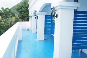 鹽寮村的住宿－聖托里尼民宿，白色建筑中一条蓝色的走道
