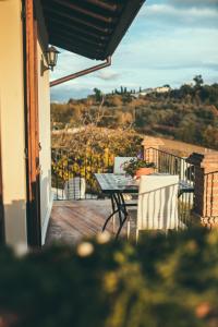 um pátio com uma mesa e cadeiras numa varanda em Agriturismo AgrileisureTime em Spoleto