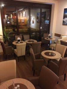 Restoran ili neka druga zalogajnica u objektu Kunstcafe Rooms