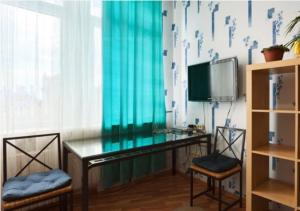 モスクワにあるShamankaのガラスのテーブルとテレビが備わる客室です。