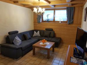 ein Wohnzimmer mit einem Sofa und einem Tisch in der Unterkunft Ferienhaus Weps in Arnbruck