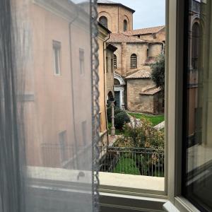 una ventana de un edificio con vistas en Le Case Di San Vitale, en Rávena