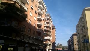 wysoki budynek z balkonami przy ulicy miejskiej w obiekcie Cosmopolitan B&B w Rzymie