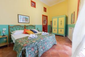 - une chambre dotée d'un lit avec des chaussures dans l'établissement Palazzo Maria, à Cefalù