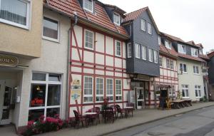 un grupo de edificios con mesas y sillas en una calle en Hotel Drei Rosen, en Worbis
